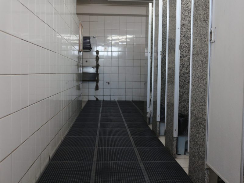 pallet-estrado-piso-plastico-modular-60x40x3cm-cor-preto-para-vestiario-e-banheiro